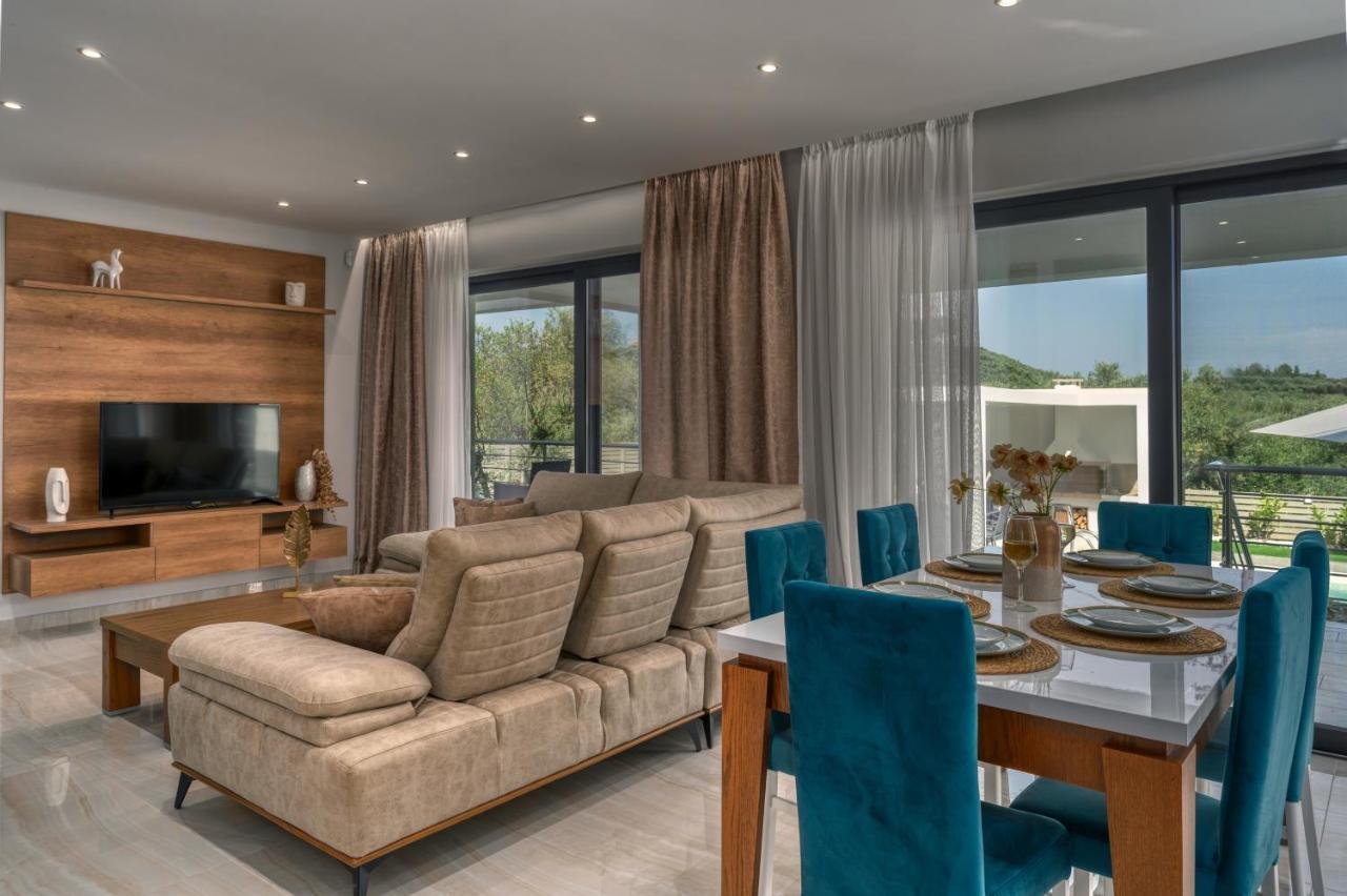 Villa Johnny's White Luxury *