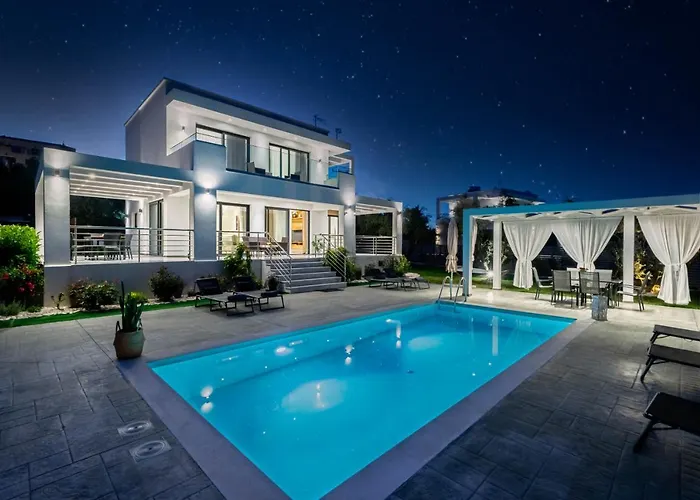 Johnny\'S White Luxury Villa