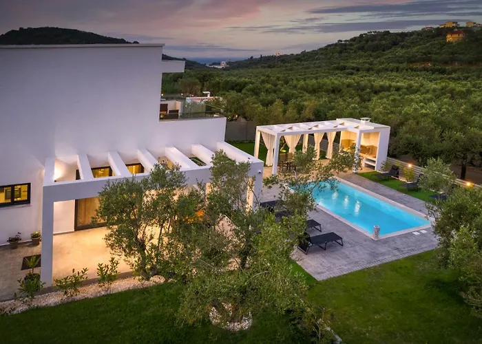 Johnny\'S White Luxury Villa