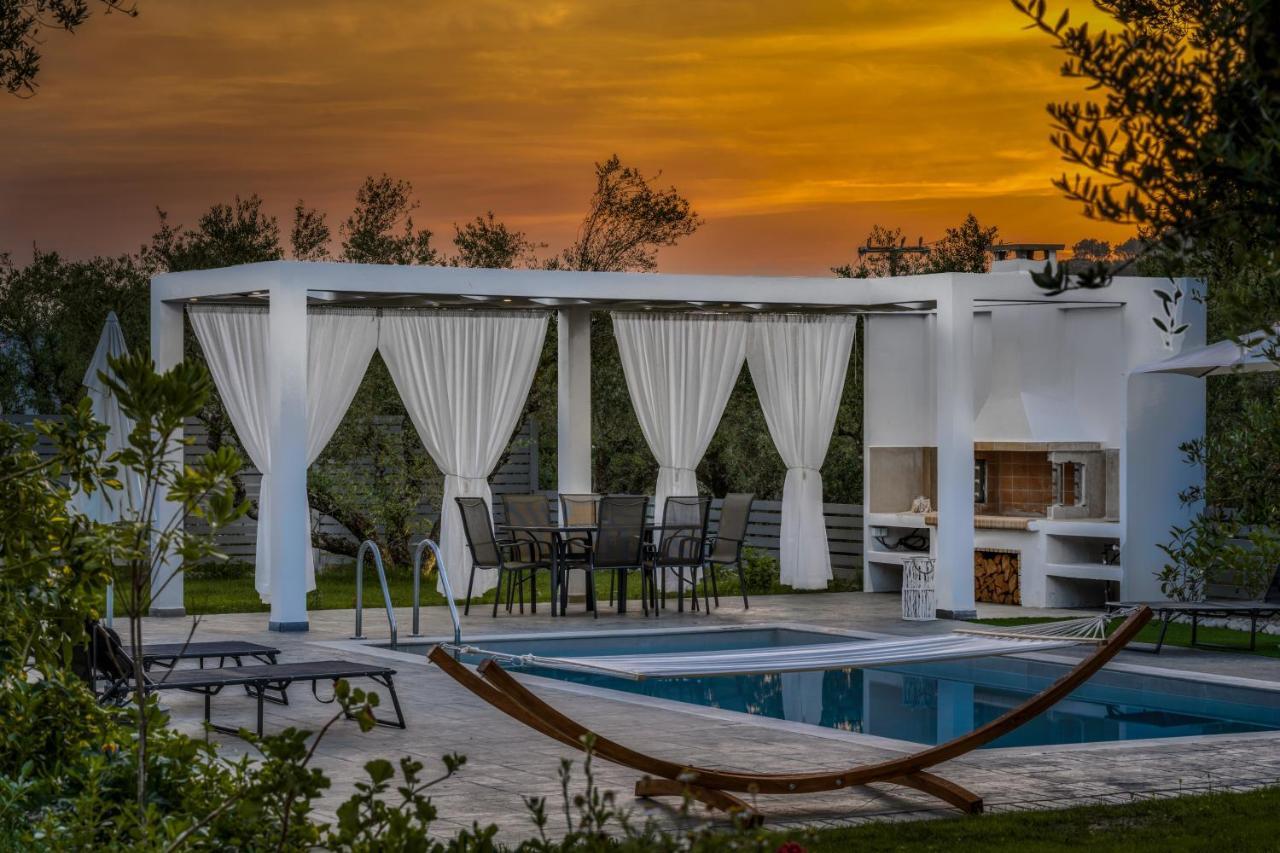Villa Johnny's White Luxury Planos