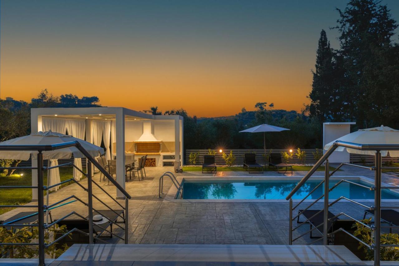 Johnny's White Luxury Villa Planos