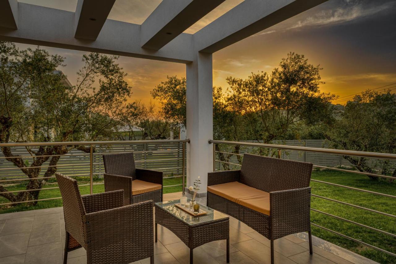 Johnny's White Luxury Villa Planos