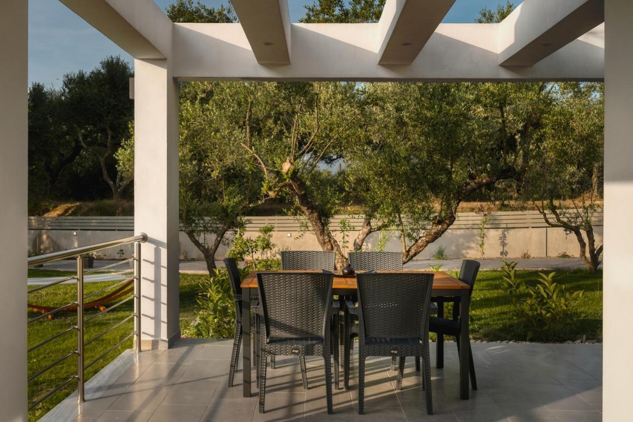 Johnny's White Luxury Villa Planos