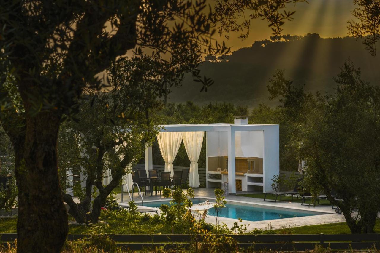 Villa Johnny's White Luxury Planos