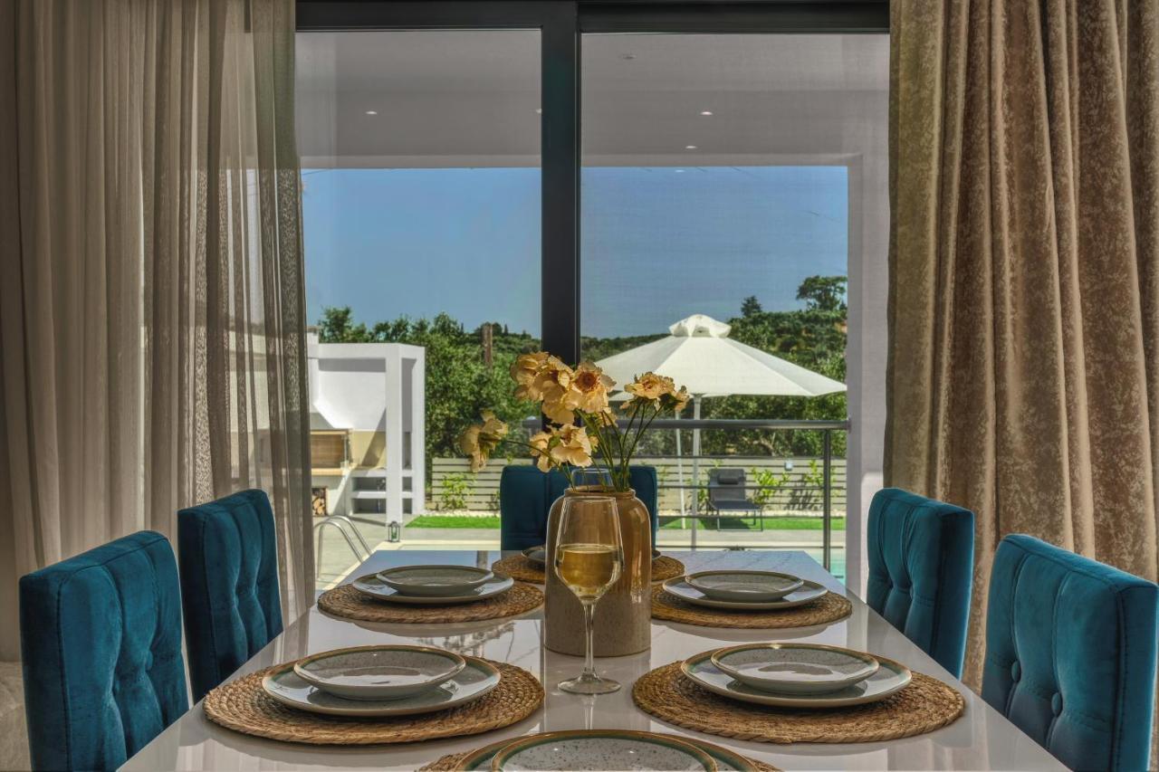 Villa Johnny's White Luxury *