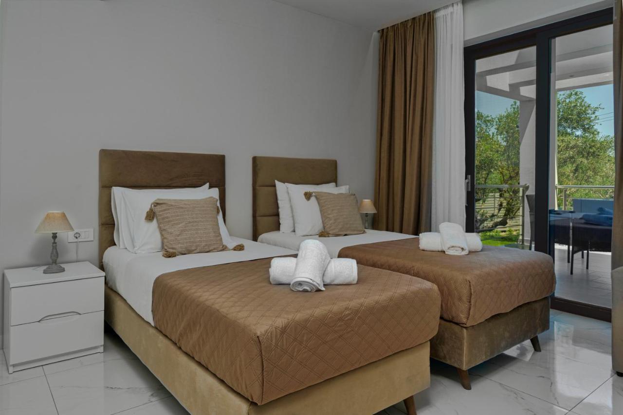 Johnny's White Luxury Villa Planos
