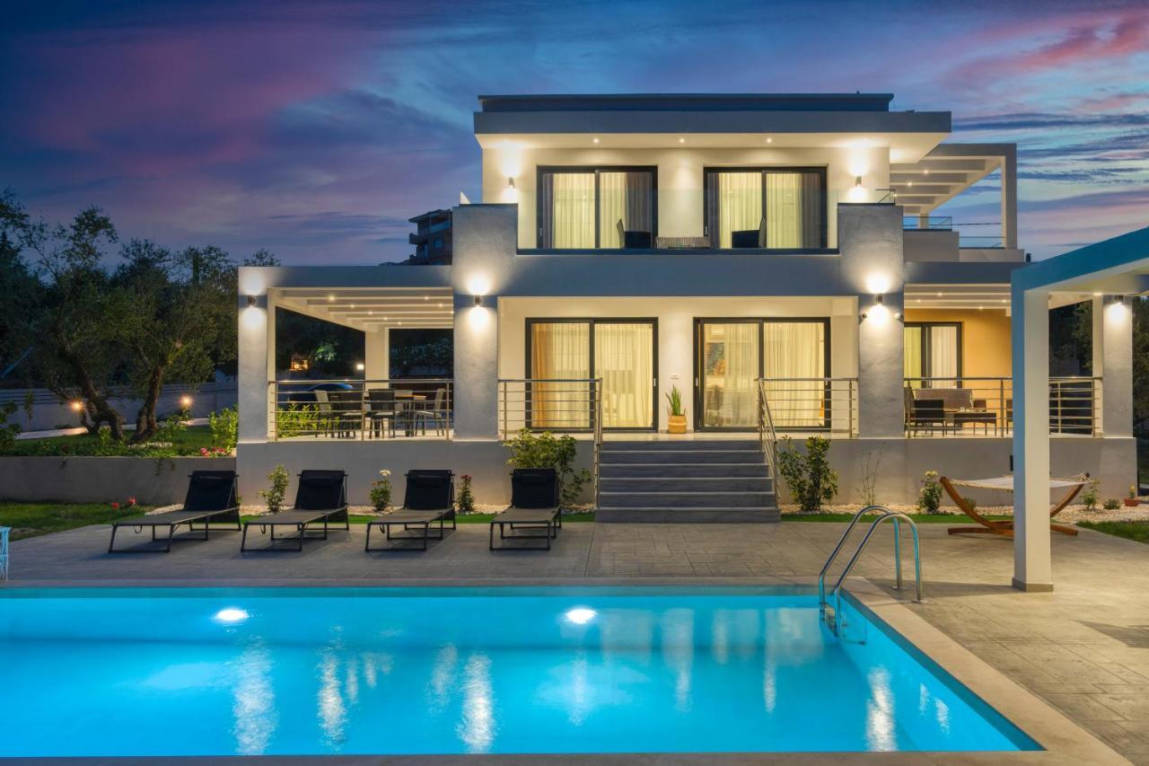 Johnny's White Luxury * Planos