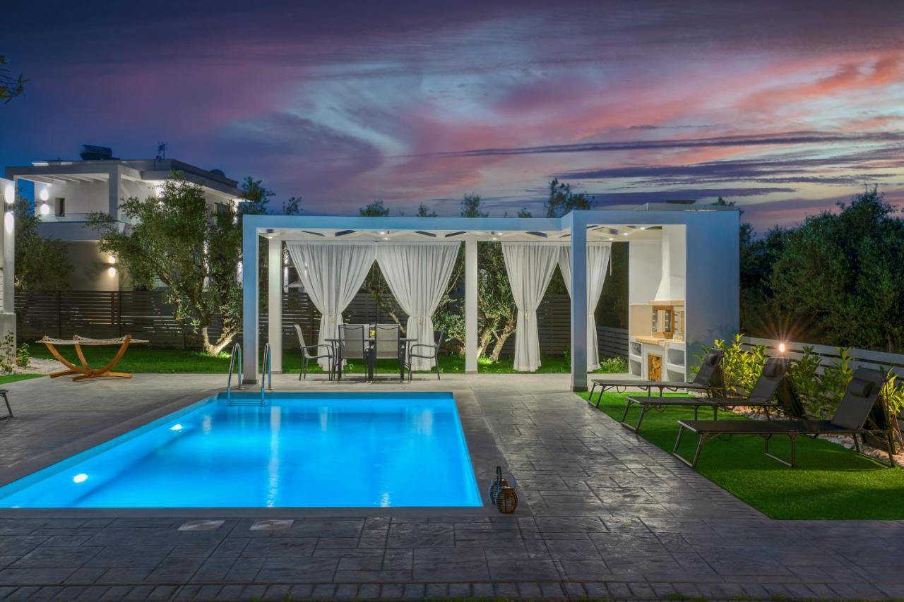 Villa Johnny's White Luxury Planos