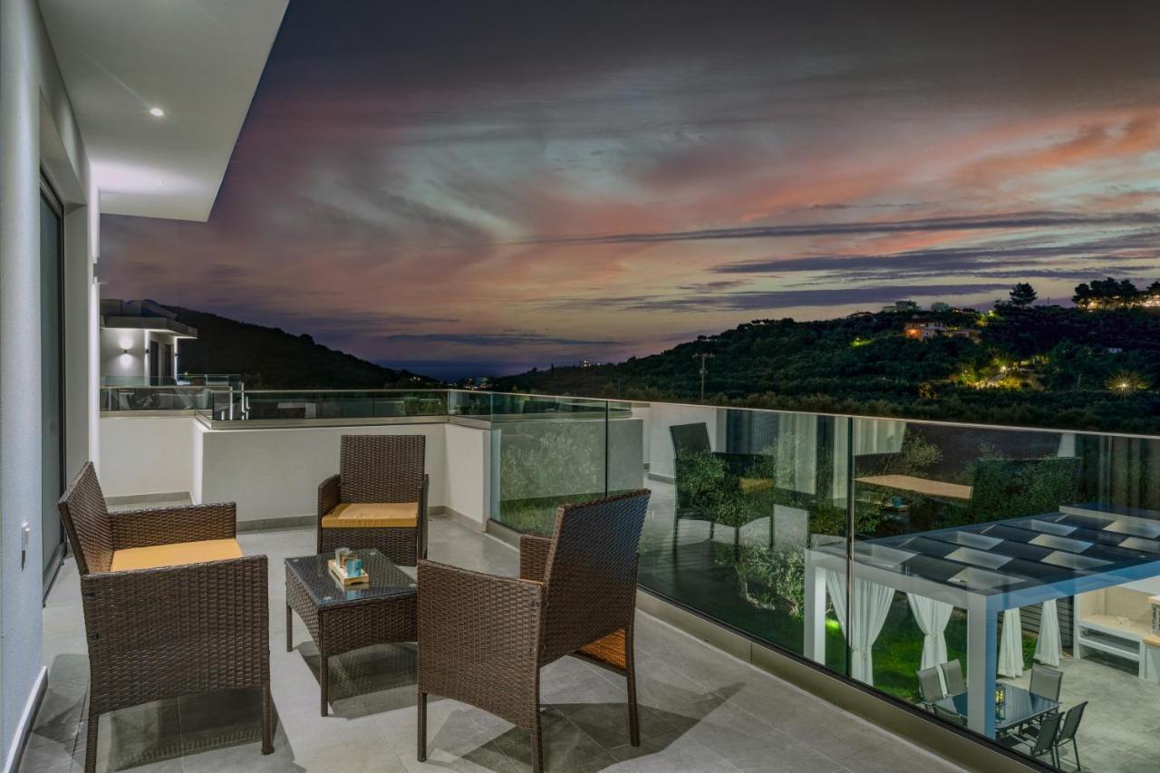 Johnny's White Luxury Villa Planos