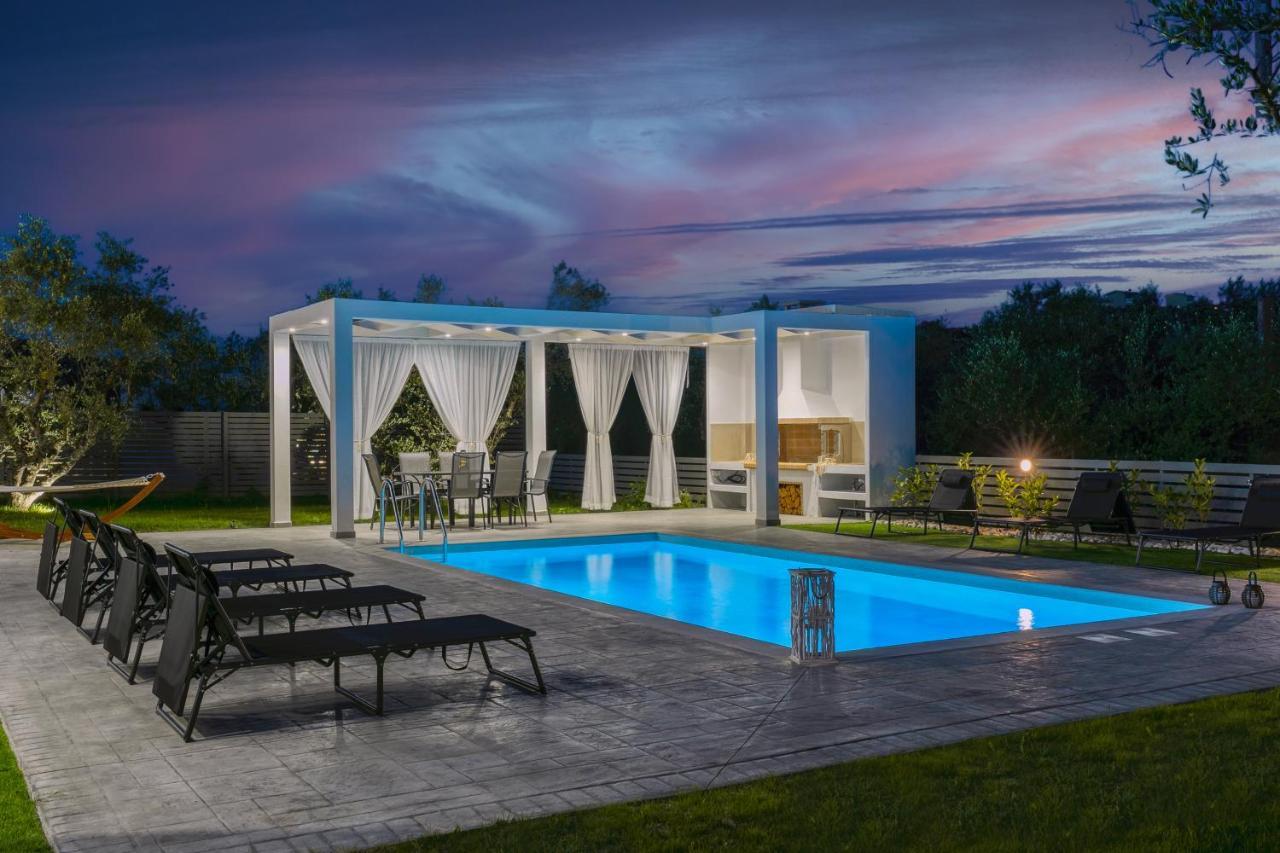 Villa Johnny's White Luxury
