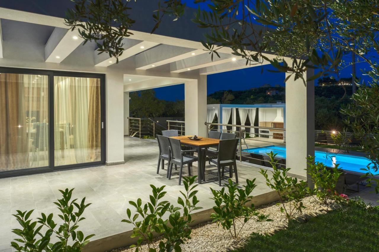 Johnny's White Luxury Planos