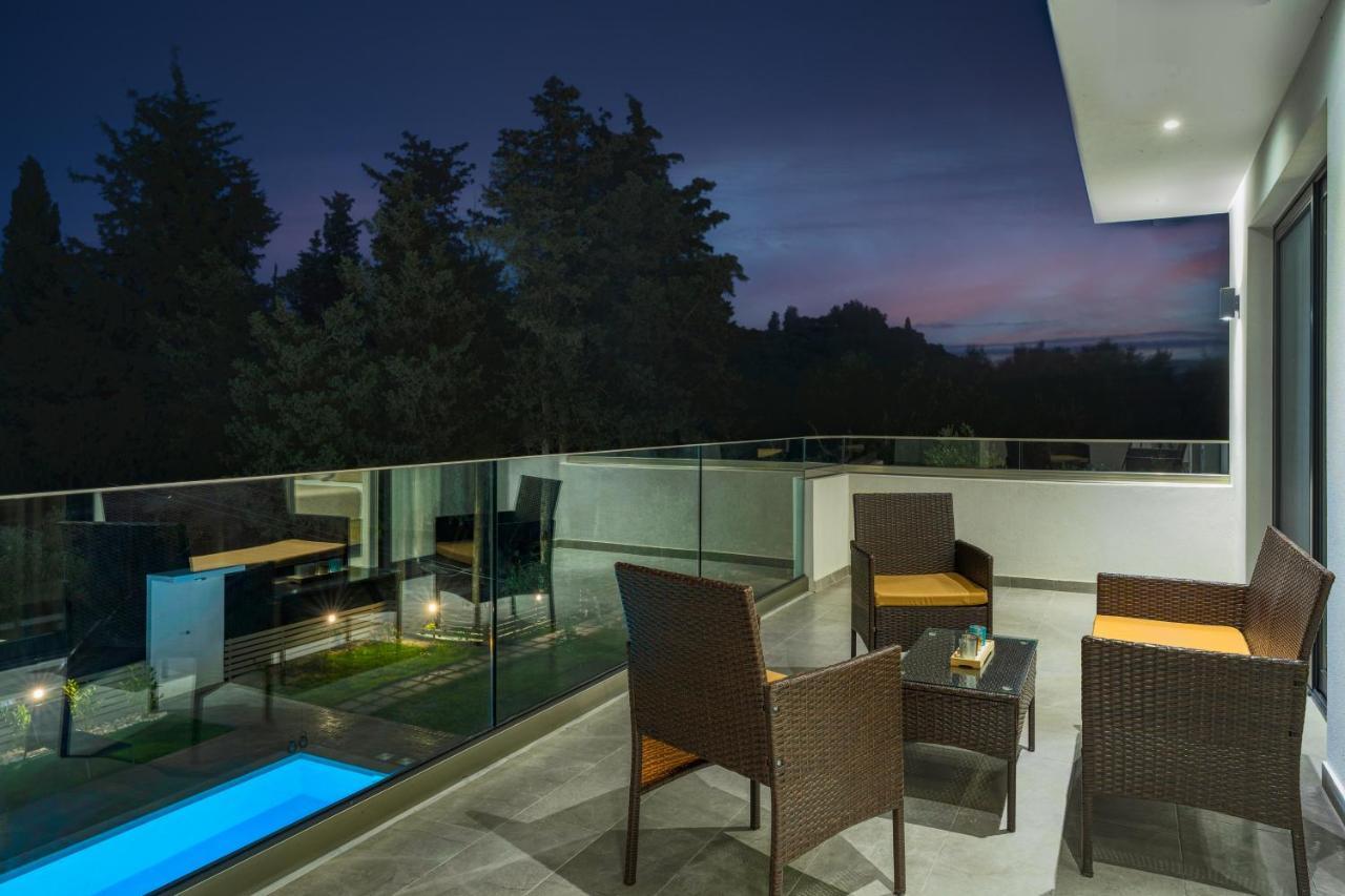 Villa Johnny's White Luxury Planos