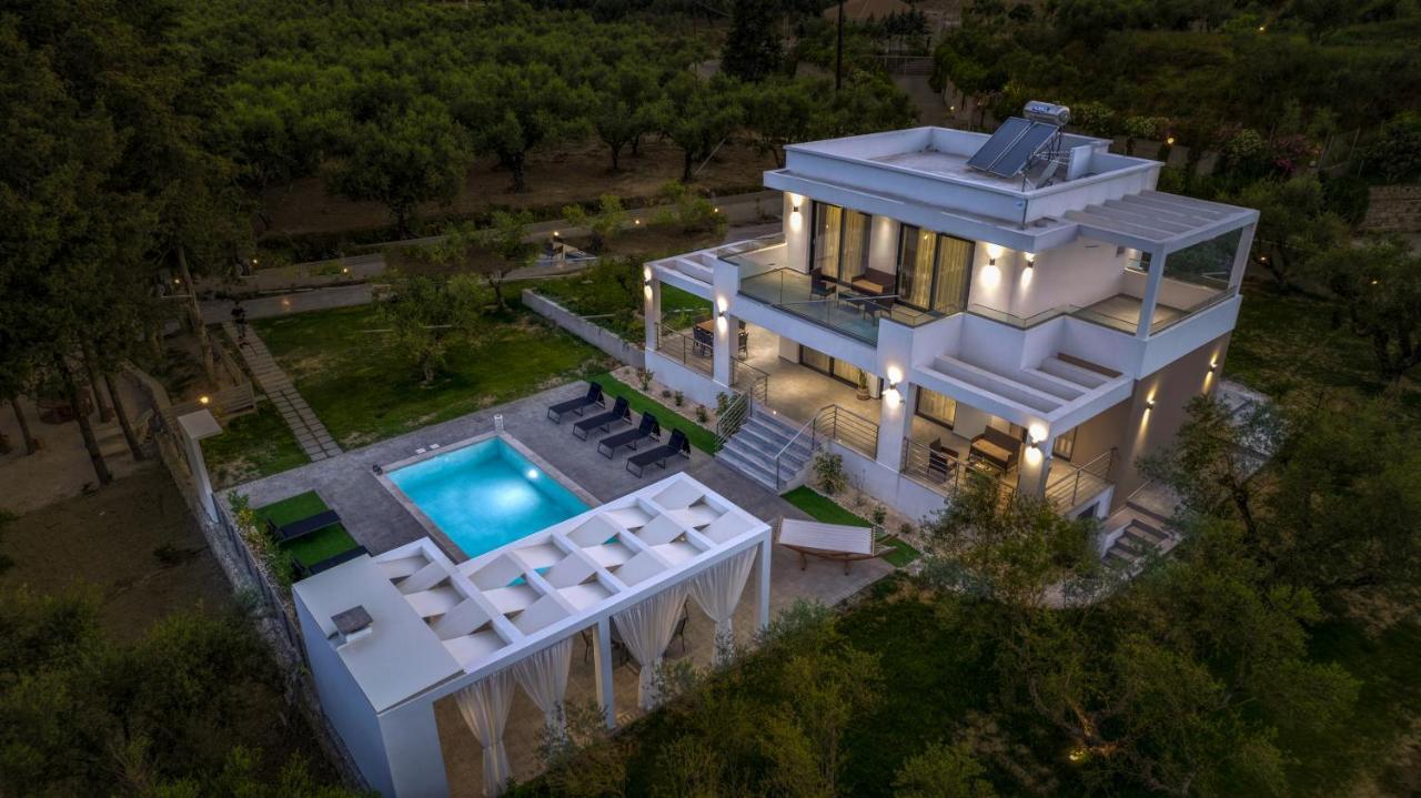 Villa Johnny's White Luxury