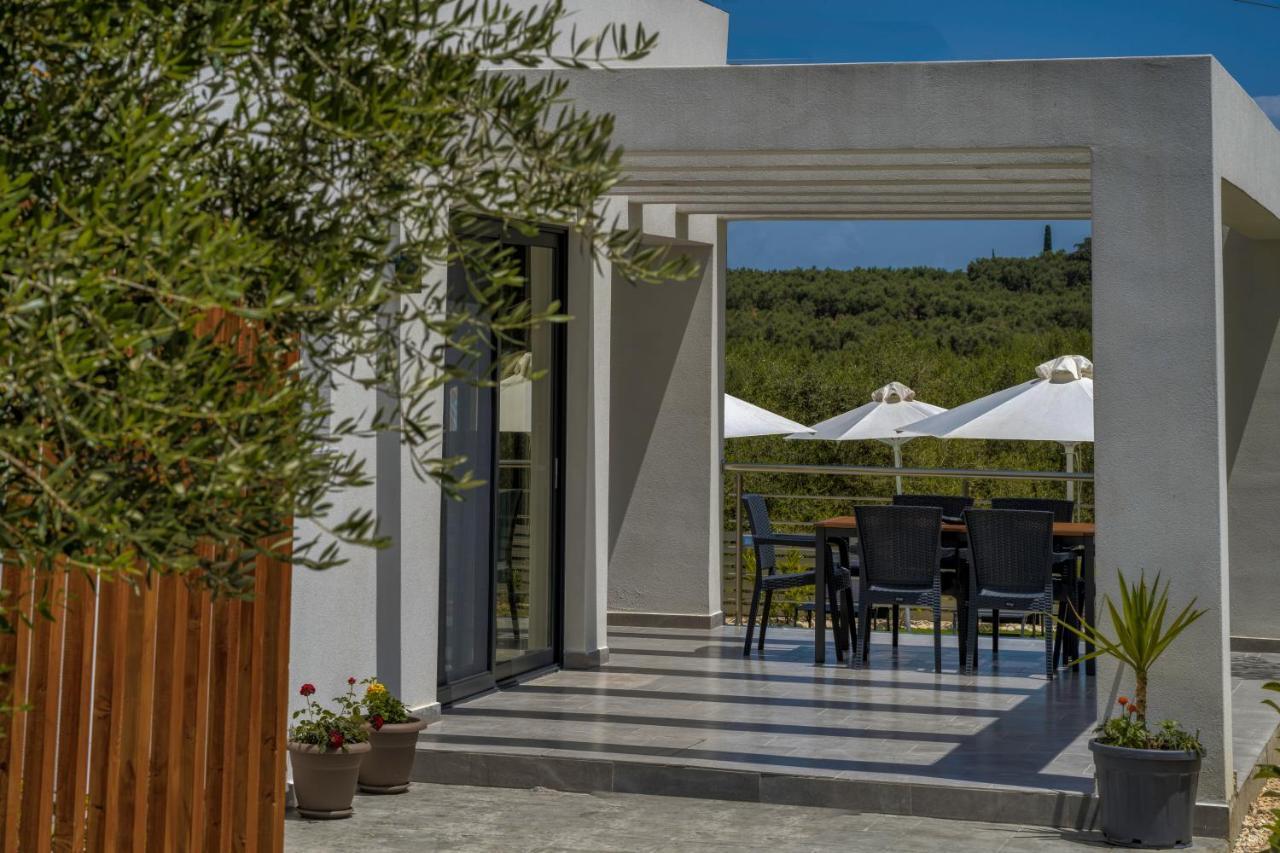Johnny's White Luxury Villa *