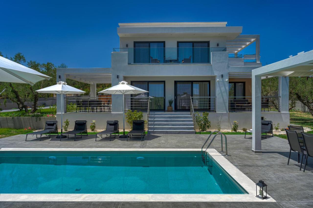Johnny's White Luxury Planos
