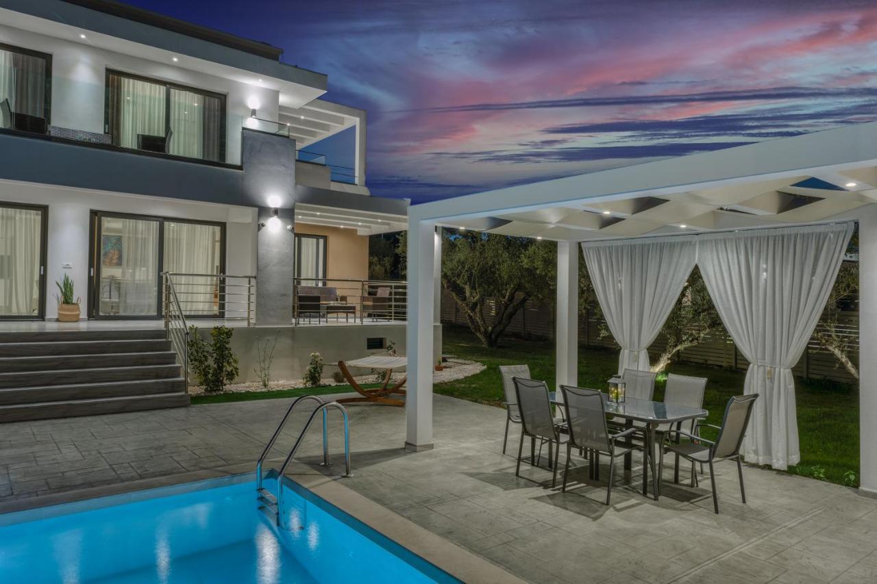 Johnny's White Luxury Villa Planos