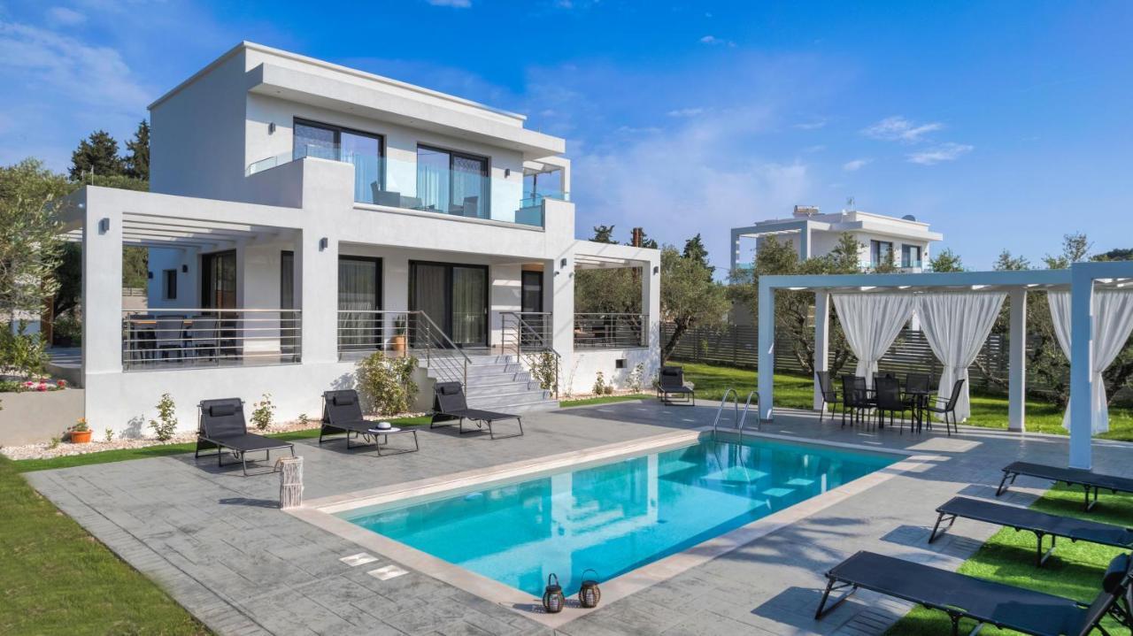 Villa Johnny's White Luxury *
