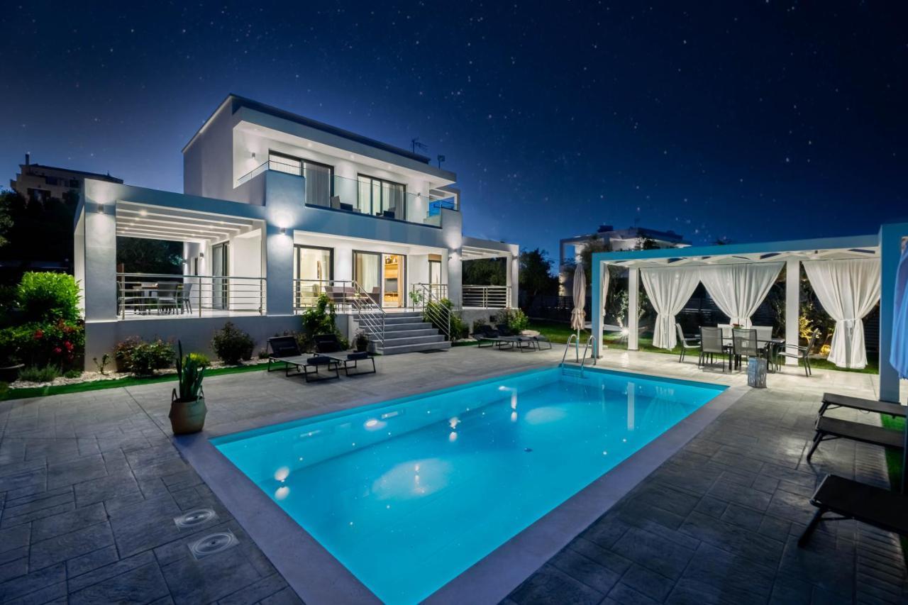 Villa Johnny's White Luxury Planos